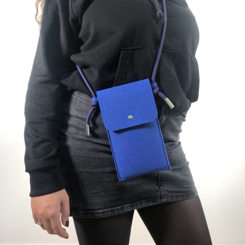 Borsa a tracolla in feltro blu con tracolla in corda viola foto indossata da modella con maglia nera e gonna nera